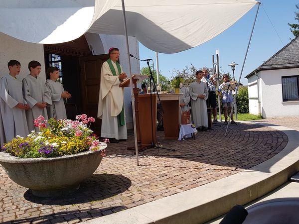 Bischof Gerber feiert den Abschlussgottesdienst mit den Familien